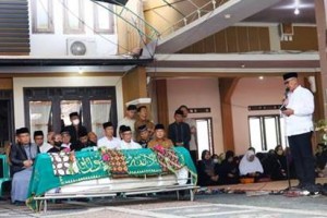 Bupati Kuningan saat melepas jenazah Alm Direktur PAM Tirta Kamuninga, H Deni Erlanda, SE, MM.